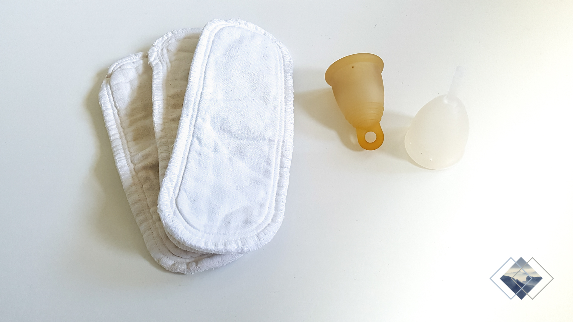 Menstruationstasse und Stoffbinden als Alternative zu Wegwerfartikeln