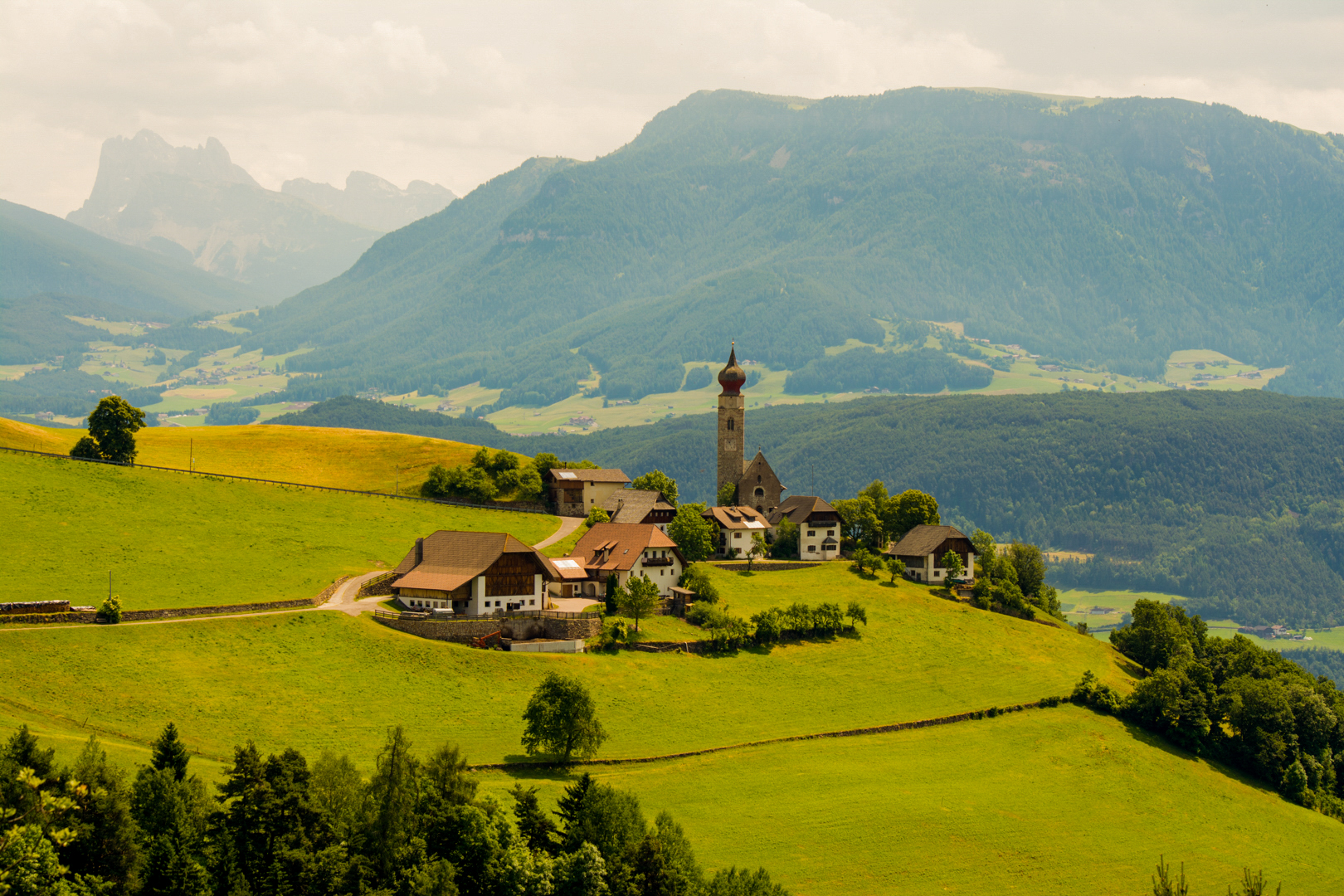Blick auf ein Örtchen, Bozen, Südtirol
