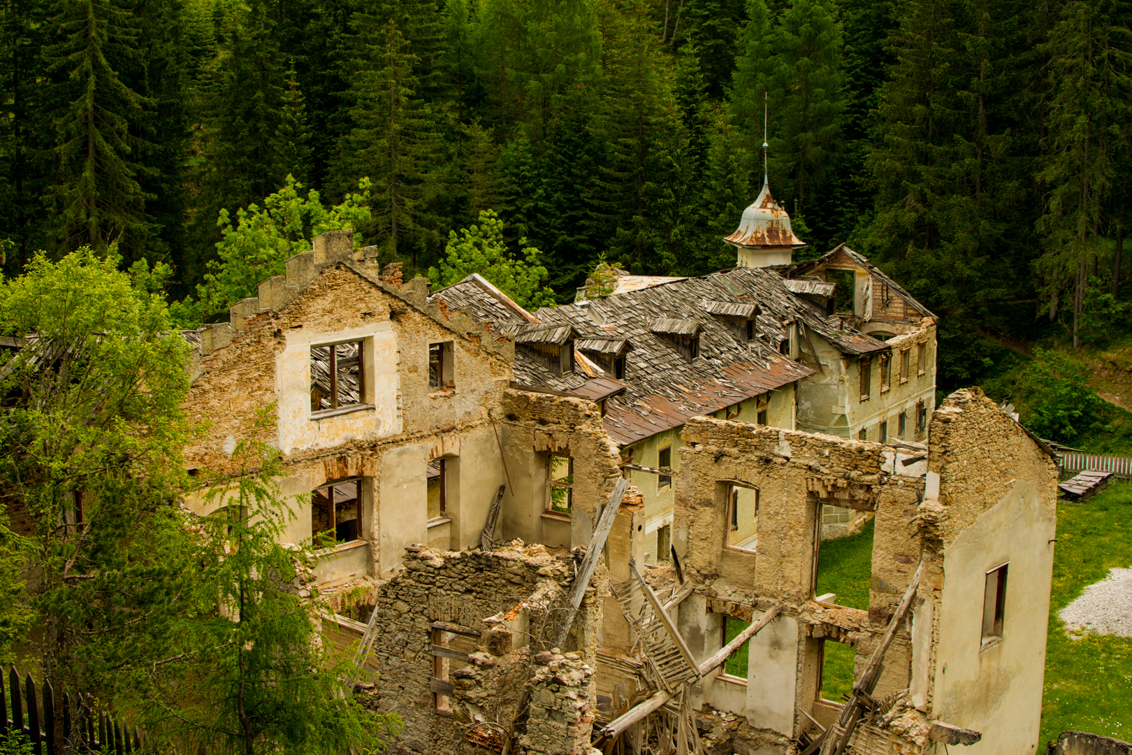 Ruine Kurhotel Wildbad Innichen von oben, Südtirol