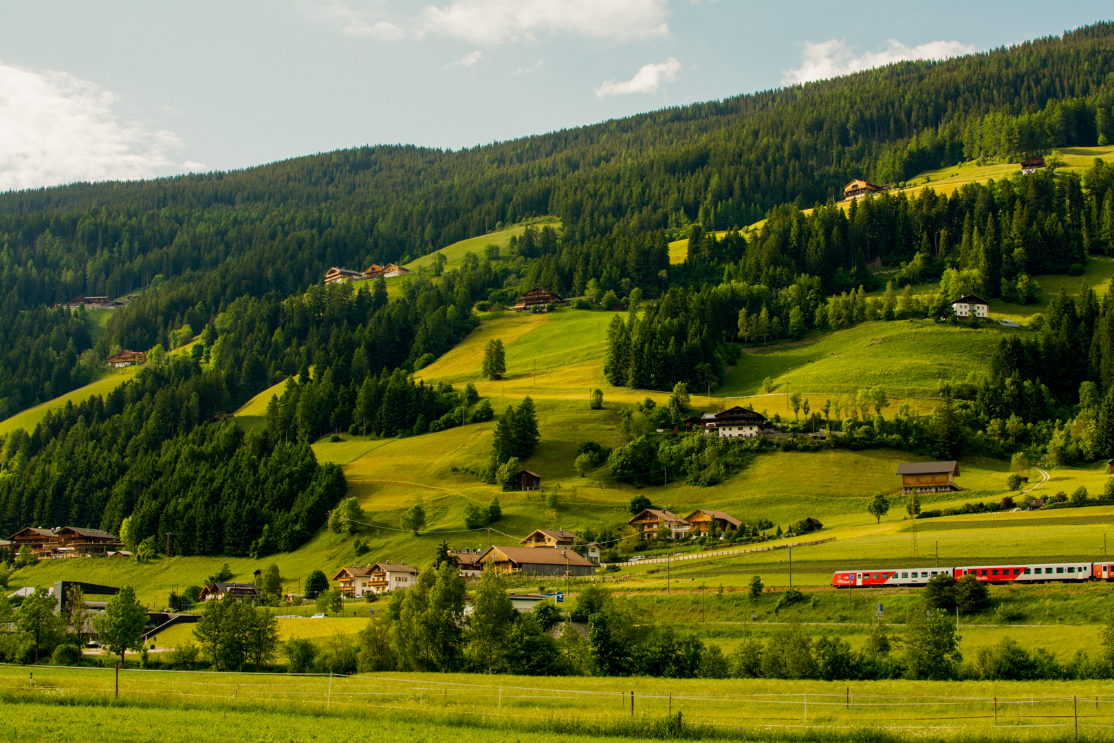 Berghand mit Regionalbahn, Innichen, Südtirol